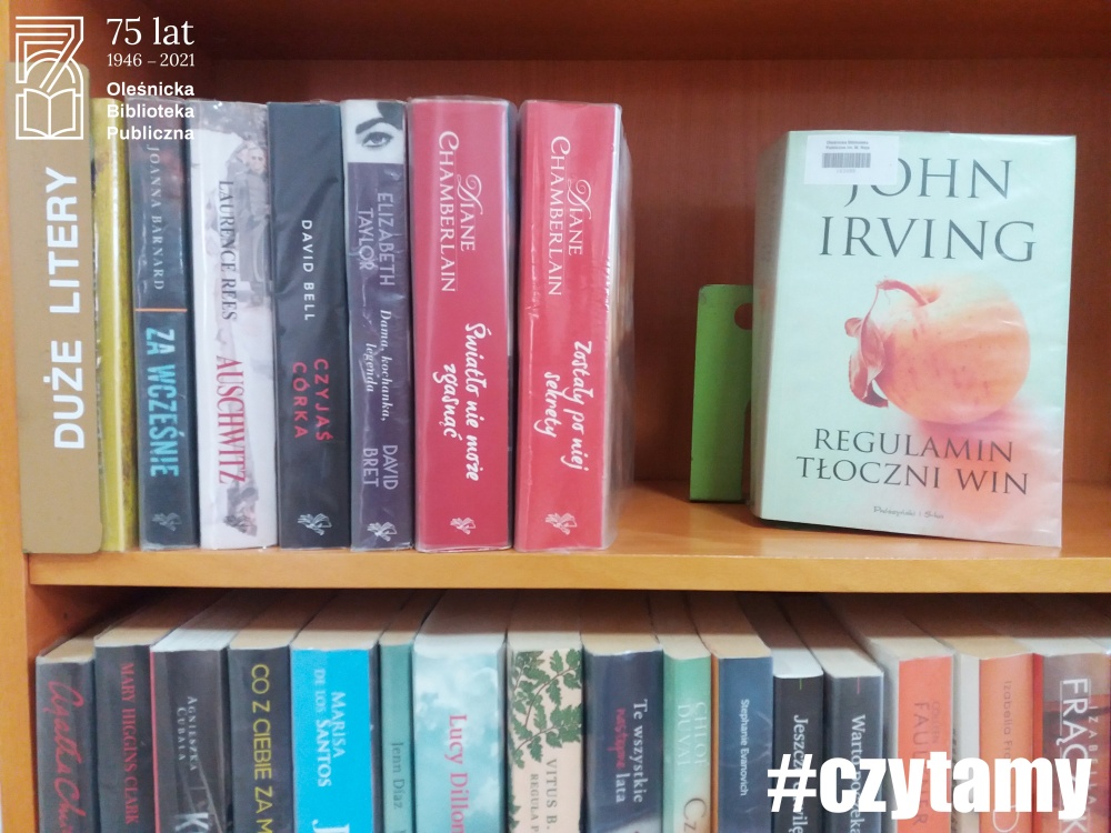 Okładka książki na półce z książkami z dużą czcionką